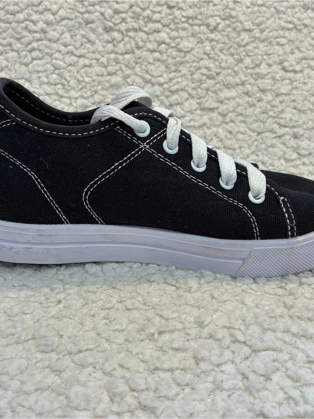 “HEELYS” SKATE SHOES, YOUTH SIZE 2 BLACK AND White Pre OWNED IN NICE CONDITION.